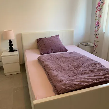 Gaestezimmer Mit Duschbad Und Stellplatz